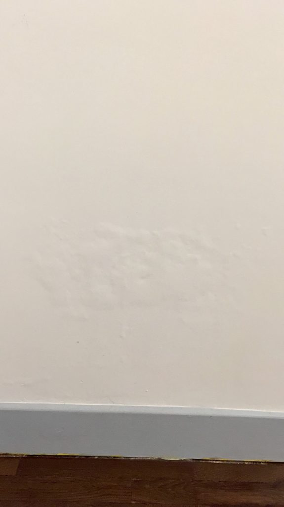 浴室企缸的背面牆,漏水滲水初期牆身呈現一大片水泡