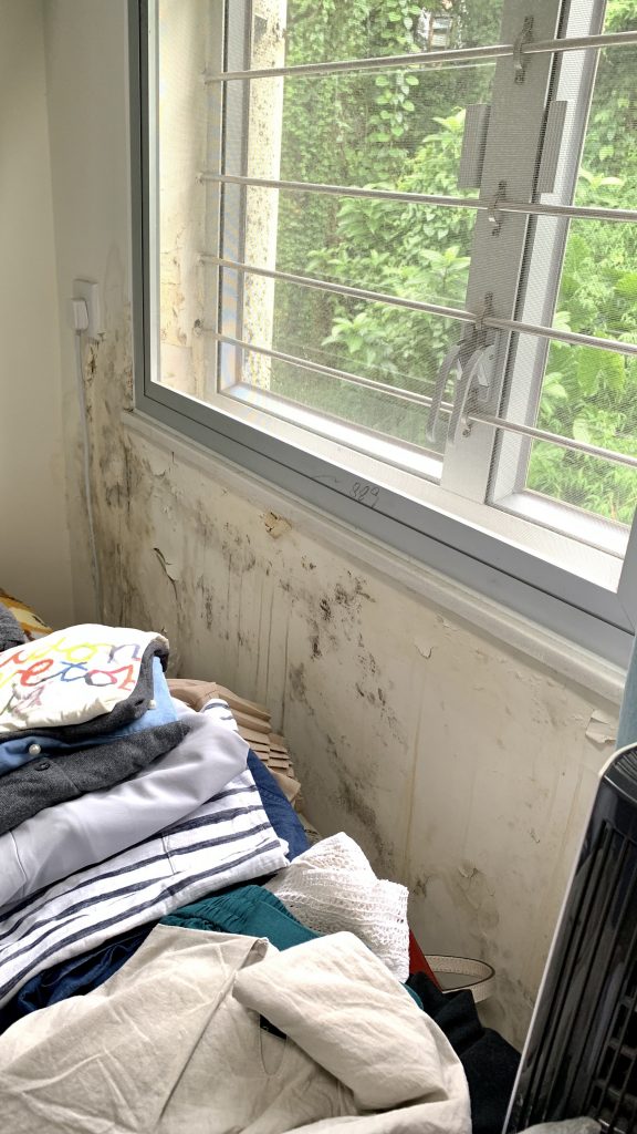 窗邊滲水漏水發霉發黑,情況持續會影響家居環境衛生及造成石屎剥落士波令
