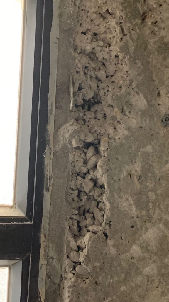 窗邊石屎呈蜂巢狀,很大機會導致滲水漏水出現