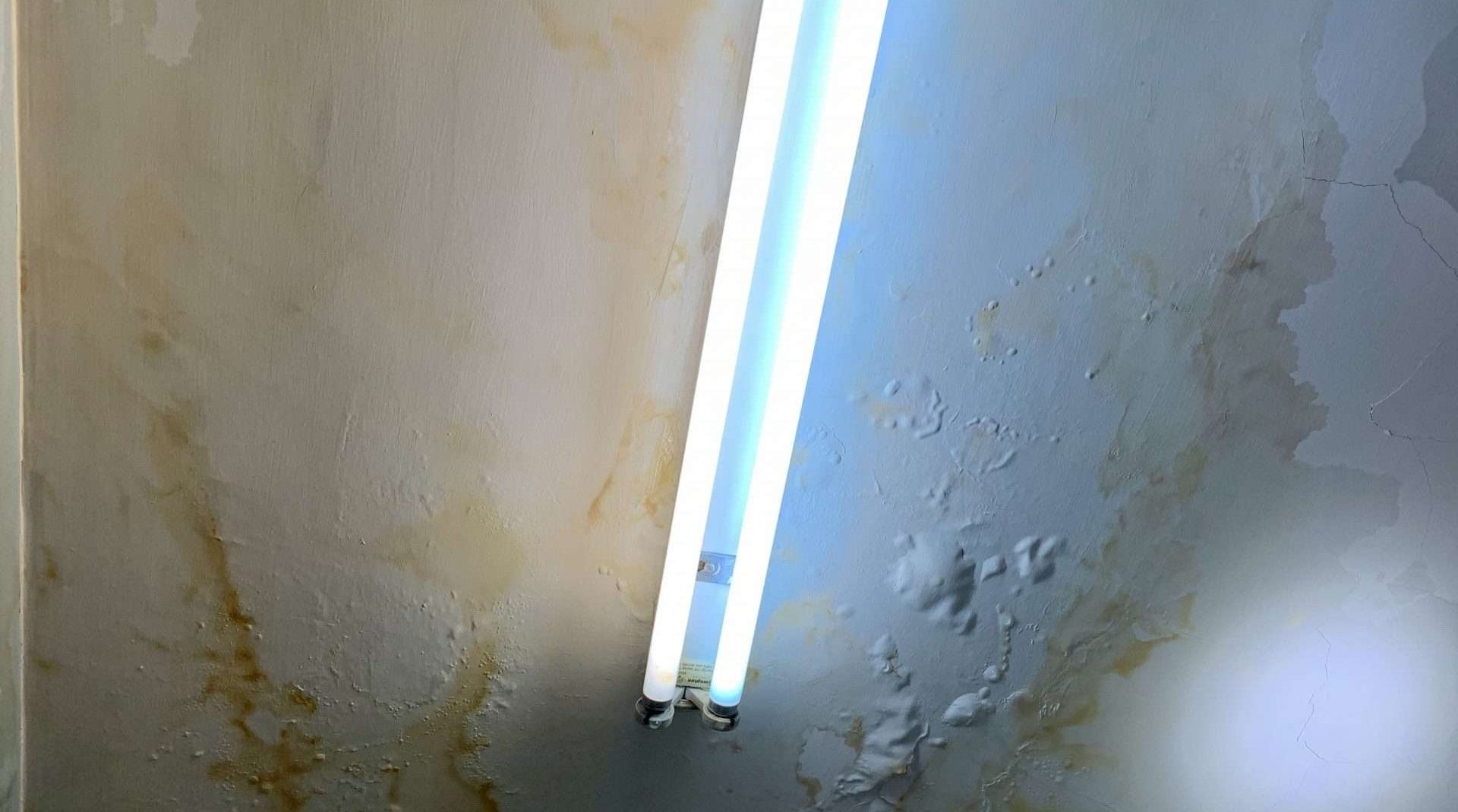 樓上滲水漏水令樓下天花嚴重受水，會有電線短路的危險