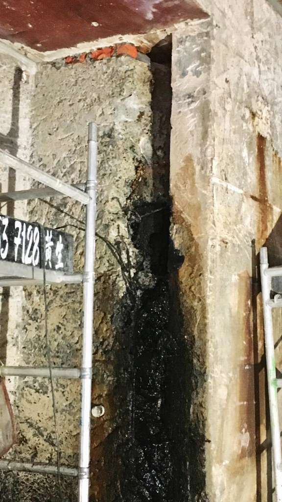 大量污水由石屎裂縫滲出,大量細菌及昆蟲滋生,影響環境衛生
