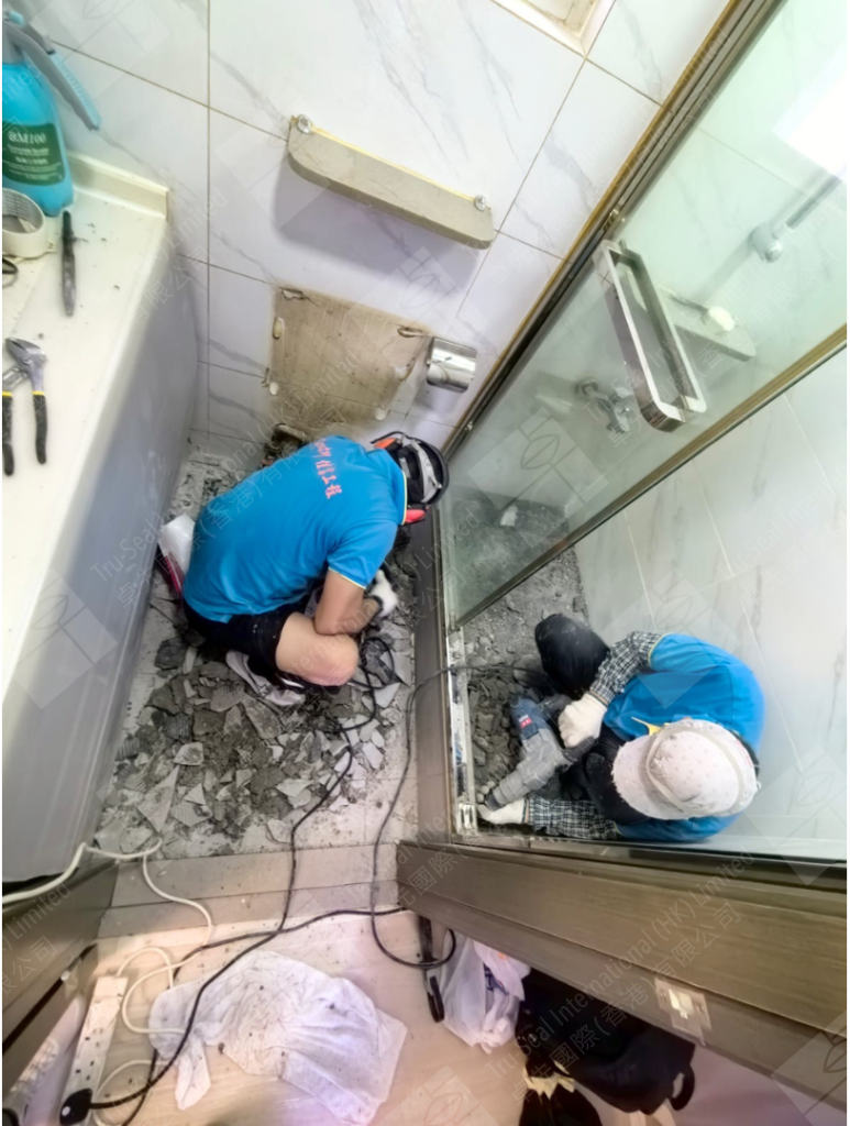 廁所企缸地台滲水漏水問題嚴重,用卓先液─納米滲透型石屎防漏及養護材料重造防水層