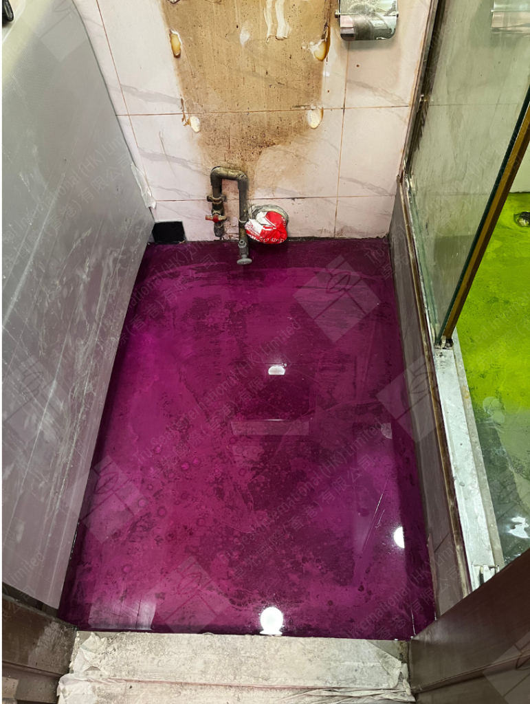 廁所企缸地台滲水漏水問題嚴重,用卓先液─納米滲透型石屎防漏及養護材料重造防水層,地台試色水