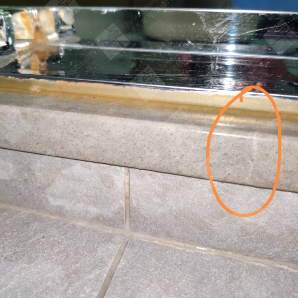 廁所企缸地台滲水漏水問題嚴重,企缸基仔雲石有裂痕,用卓先液─納米滲透型石屎防漏及養護材料重造防水層