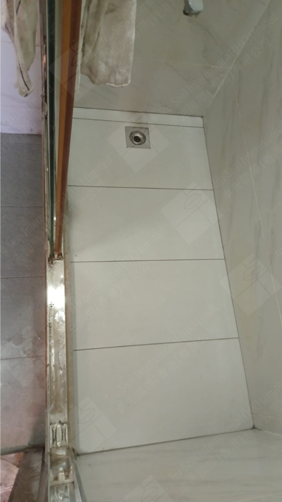 廁所企缸地台滲水漏水問題嚴重,用卓先液─納米滲透型石屎防漏及養護材料重造防水層