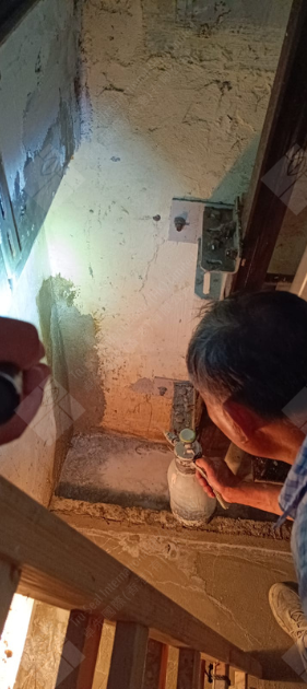 升降機槽𨋢槽漏水維修,地下空間包括隱藏的升降機槽及電梯井 ,地下位置越深,水壓便越大,當升降機使用率頻繁,嚴重時更有機會導致井底水浸,影響升降機電梯的安全及運作,建造升降機電梯井時,應妥善處理井底及井壁的防水層。於升降機槽及𨋢槽進行防漏及石屎維修工程,材料必須有效抵抗水壓及可以確保令新舊水泥無縫結合,卓先液是最適合的防漏產品。