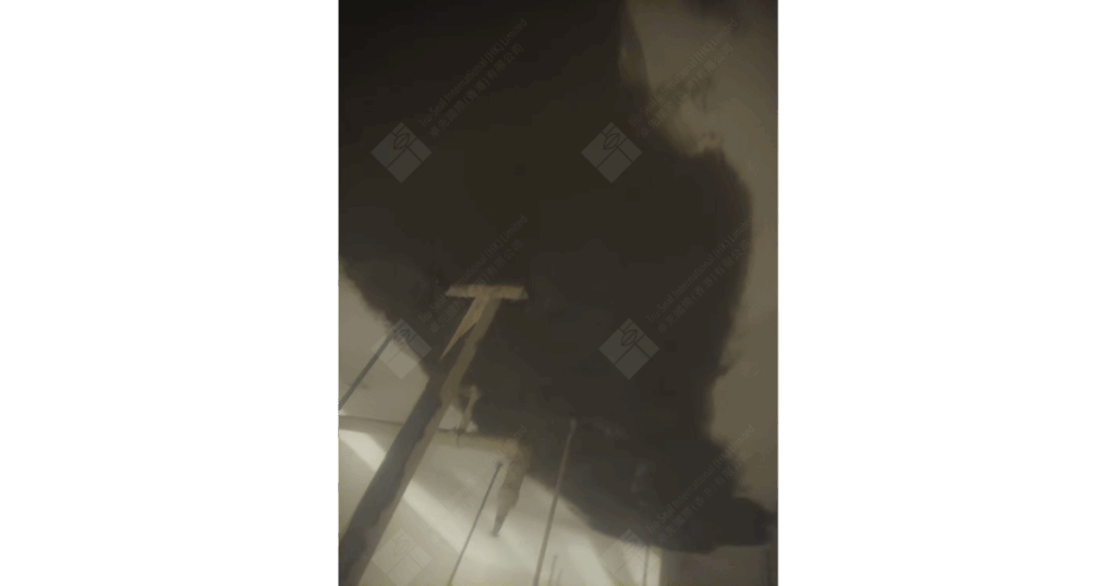 石屎剝落(俗稱士波令)在香港非常常見,成因包括持續漏水令混凝土內的鋼筋生鏽膨漲,將混凝土迫開、摻雜了鹹水的混凝土,或負荷過重而造成混凝土剝落、建築物樓齡高而缺乏保養,混凝土因鹼性流失而老化粉化。此外,如樓宇結構移動幅度過大、地基出現沉降、結構負荷過重、因生銹或物料衰老而造成樓宇部份結構脆弱、意外造成的損毀、或設計/ 建築欠佳等都可造成牆壁出現結構性裂縫。處理石屎剝落方面,卓先液有效令新舊混凝土無縫結合的效果。